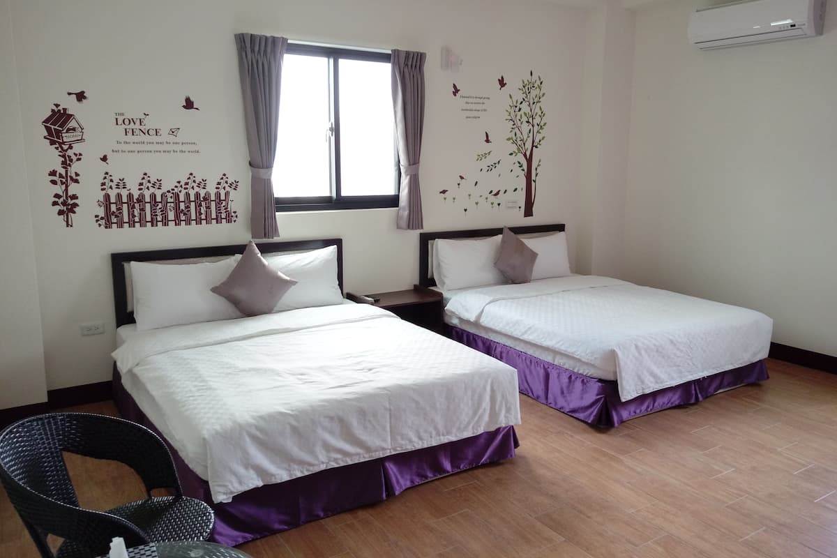 Habitación cuádruple estándar, vista al océano | 1 habitación, ropa de cama de alta calidad, camas extra y wifi gratis