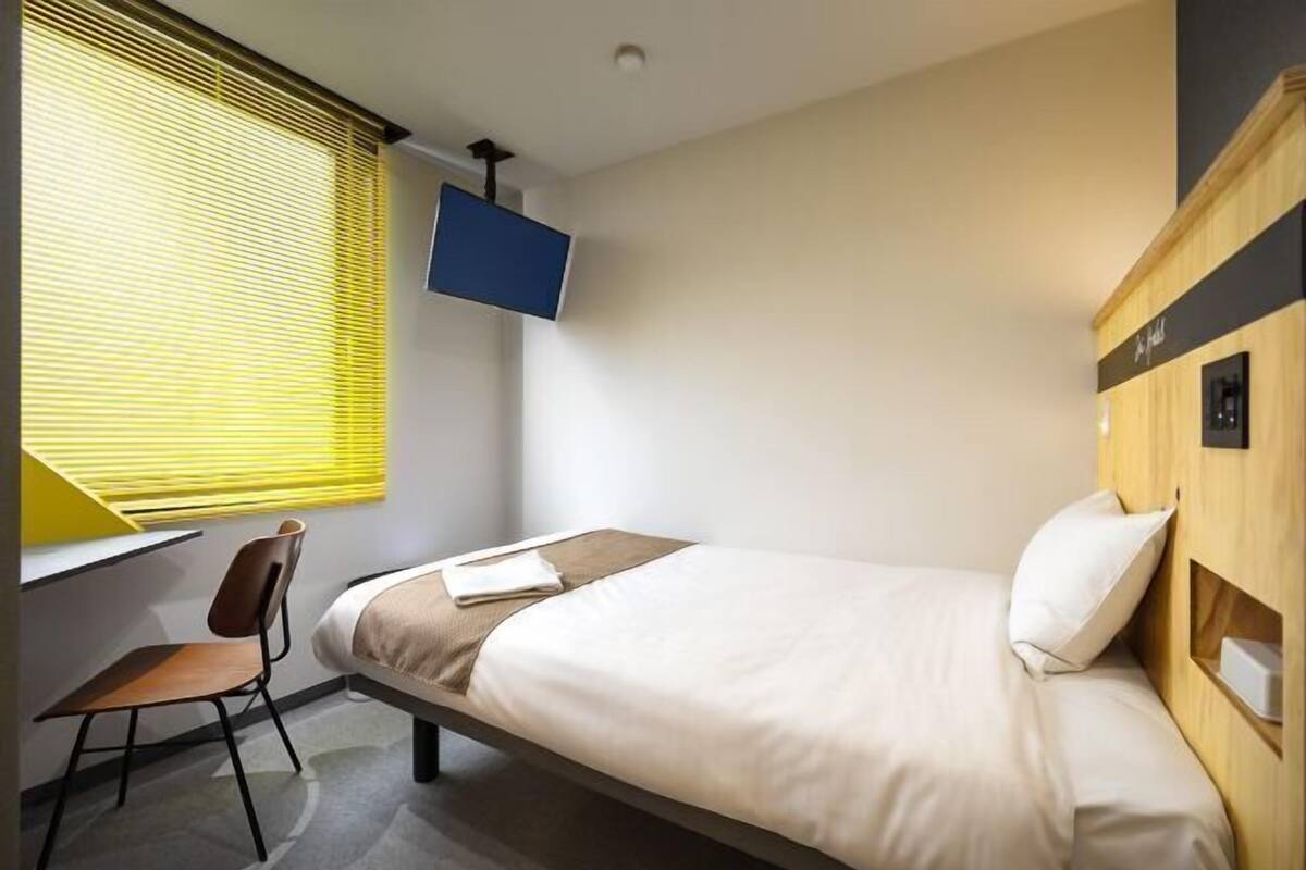 WiFi (free), bed sheets