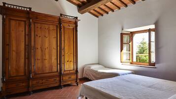 2 bedrooms, travel crib, free WiFi