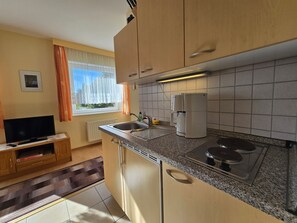 Fridge, coffee/tea maker, electric kettle, toaster - Apartment Type 2 - Holiday House "Karsten" (Karlshagen)