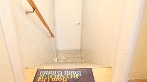 A narrow stairway with a wooden handrail and a doormat at the bottom. - Art City-Studio Kassel 5 - ART City-Studio Kassel 5 (Niestetal)