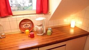 A kitchen with a coffee maker, a coffee cup, and a mug on the counter. - Art City-Studio Kassel 5 - ART City-Studio Kassel 5 (Niestetal)