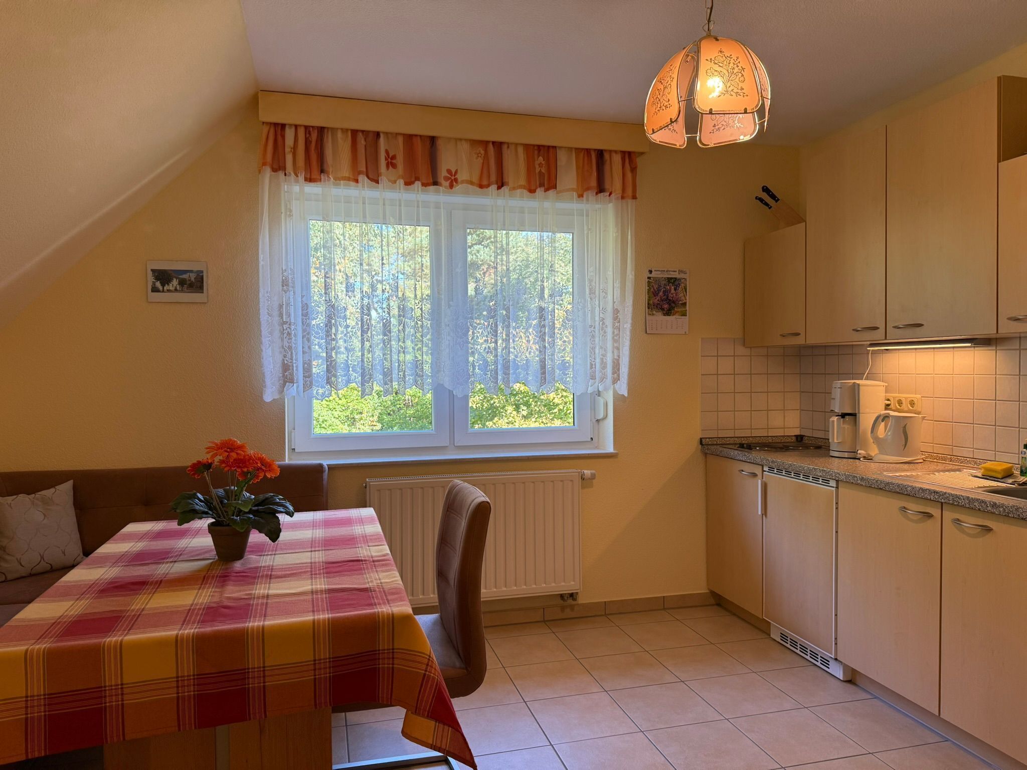 Kühlschrank, Wasserkocher mit Kaffee-/Teezubehör, Wasserkocher, Toaster