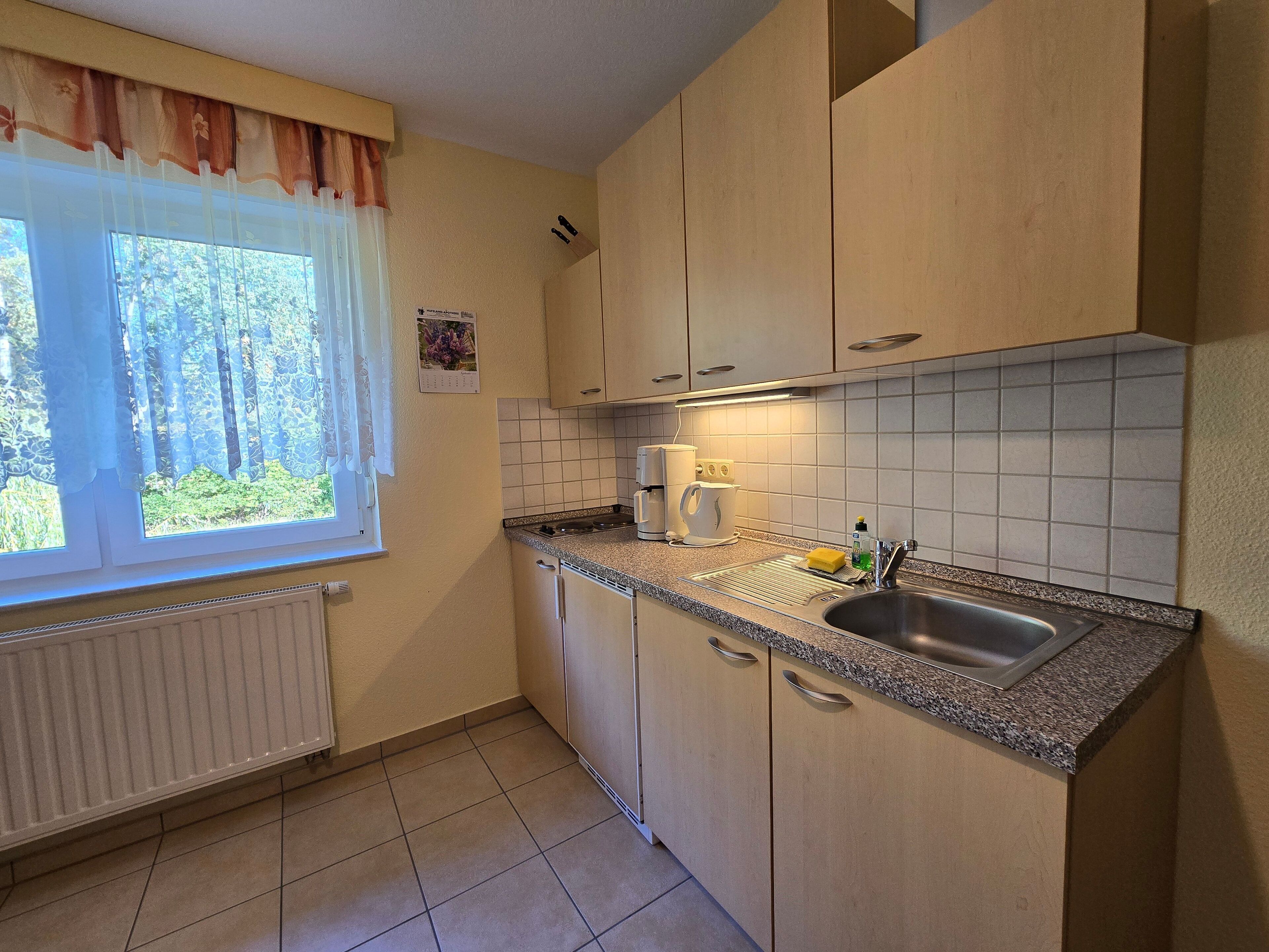 Kühlschrank, Wasserkocher mit Kaffee-/Teezubehör, Wasserkocher, Toaster