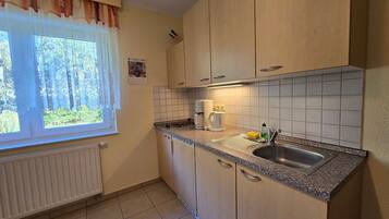 Kühlschrank, Wasserkocher mit Kaffee-/Teezubehör, Wasserkocher, Toaster