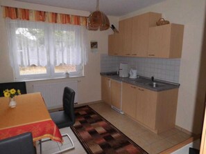 KĂŒhlschrank, Wasserkocher mit Kaffee-/Teezubehör, Wasserkocher, Toaster