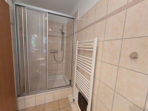 Regadera, jabón, papel de baño 