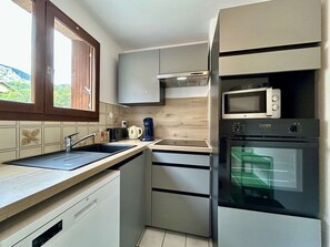 Frigorifero, microonde, forno, piano cottura
