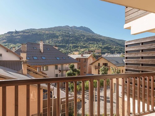 Functional 1-bedroom apartment with parking, central Briançon