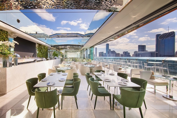 4 bars/lounges