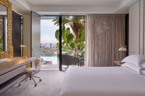 Suite, junto a la alberca (with Free Wifi) | 1 habitación, minibar, caja de seguridad en la habitación y escritorio 