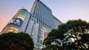 Un grand hôtel, doté d’un imposant clocher et d’une grande enseigne publicitaire sur sa façade.