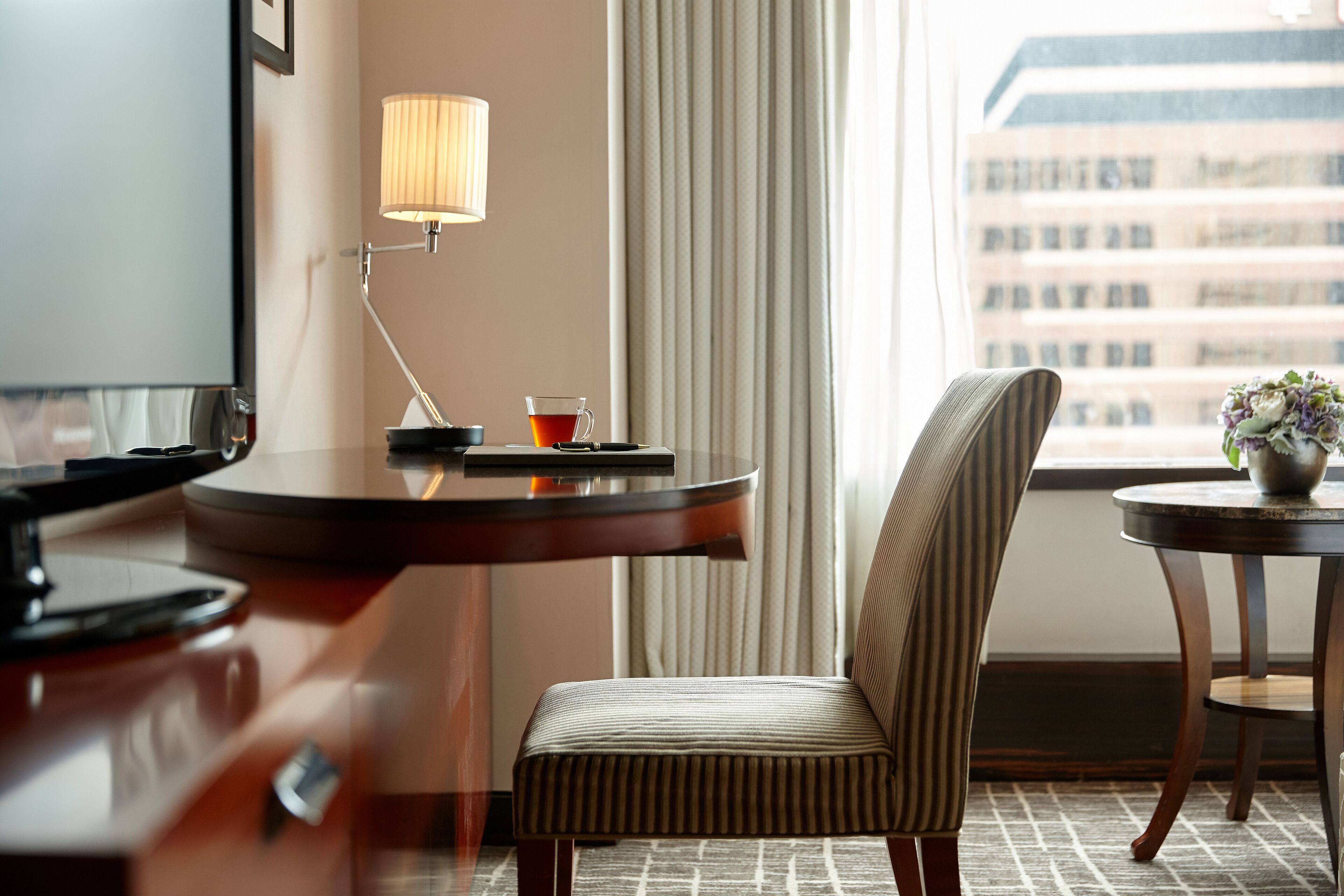 [for business] grand deluxe double + a glass of whisky in lounge | city view