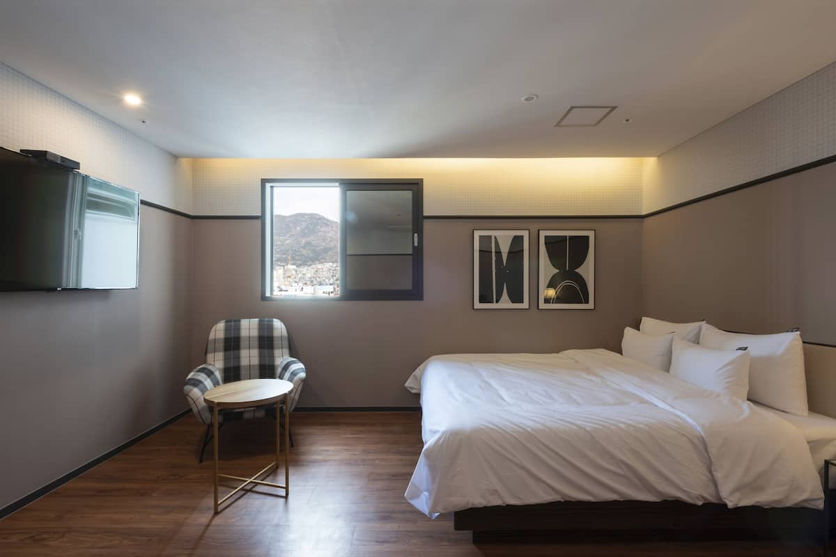 Deluxe Double Room - Stay more than 2 nights, Surcharge 10000KRW : Mon - Thu, 20000KRW : Fri - Sat | Desk, blackout drapes, soundproofing, WiFi (free)