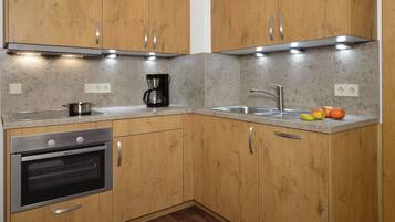 Apartment, 1 Bedroom (Kaiserblick) | Dapur kecil peribadi | Peti sejuk/penyejuk beku saiz penuh, ketuhar gelombang mikro, dapur