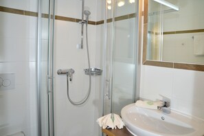 Apartment, 2 Bedrooms (Hausberg) | Bathroom | Shower, hair dryer, towels - Gästehaus Kaindl (Reit im Winkl)