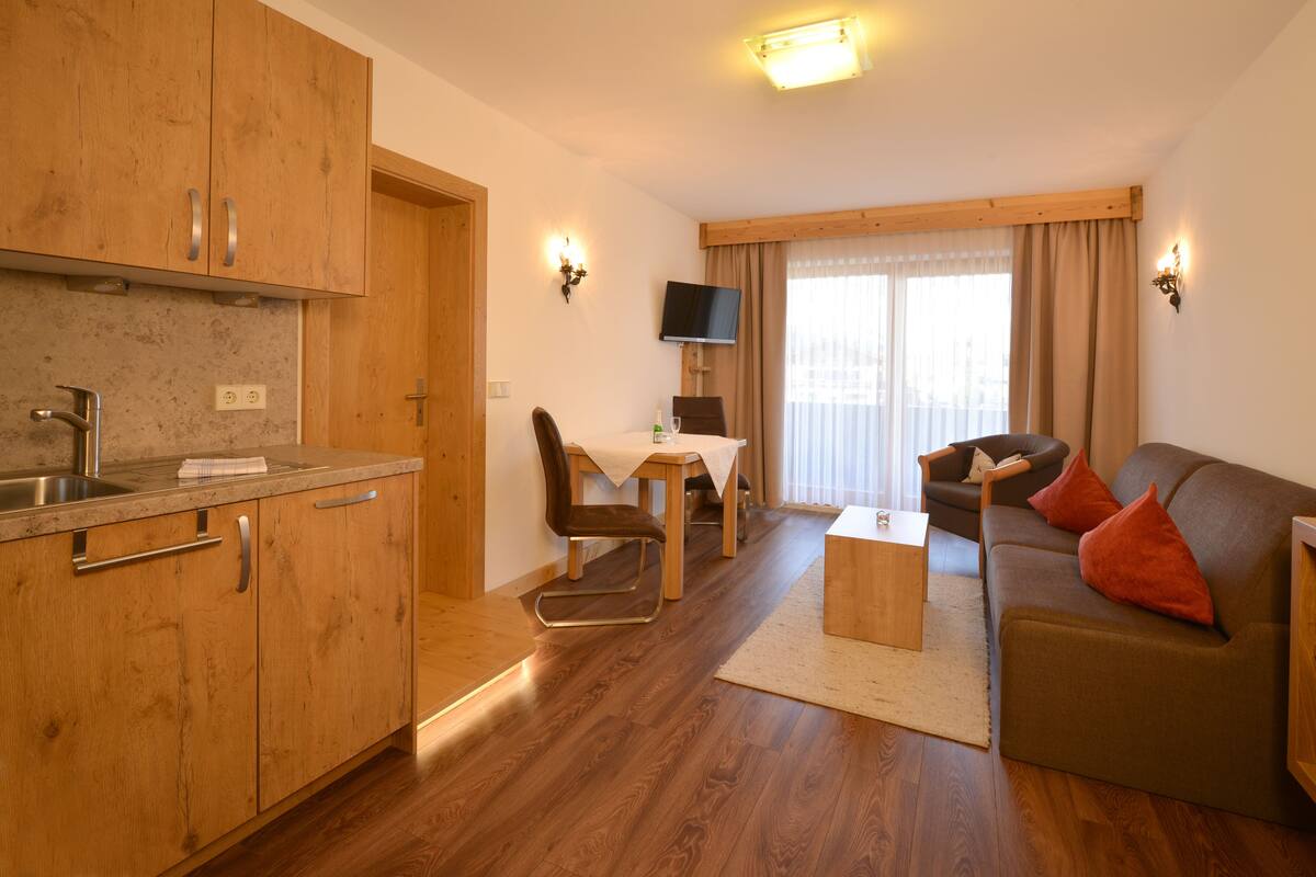 Apartamento, 1 quarto (Kaiserblick) | Área de estar | TV de tela plana