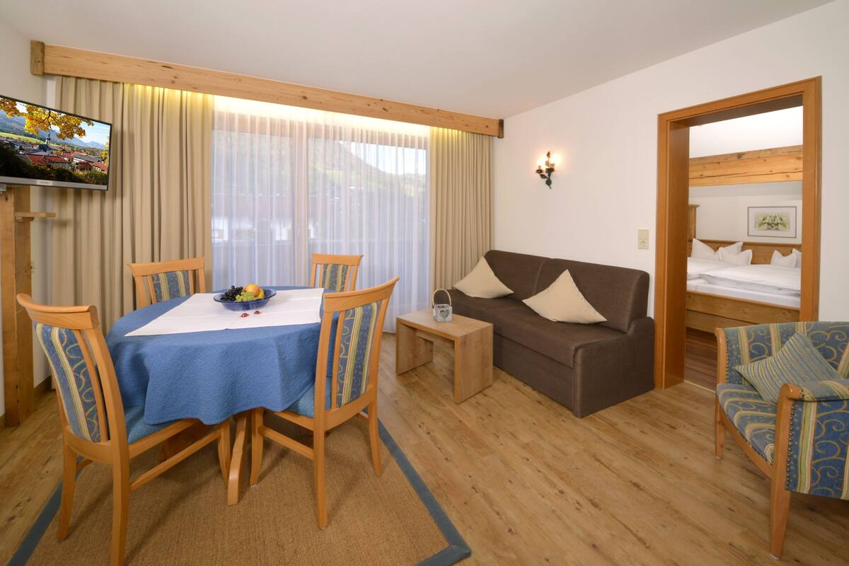 Apartamento, 2 quartos (Walmberg) | Área de estar | TV de tela plana