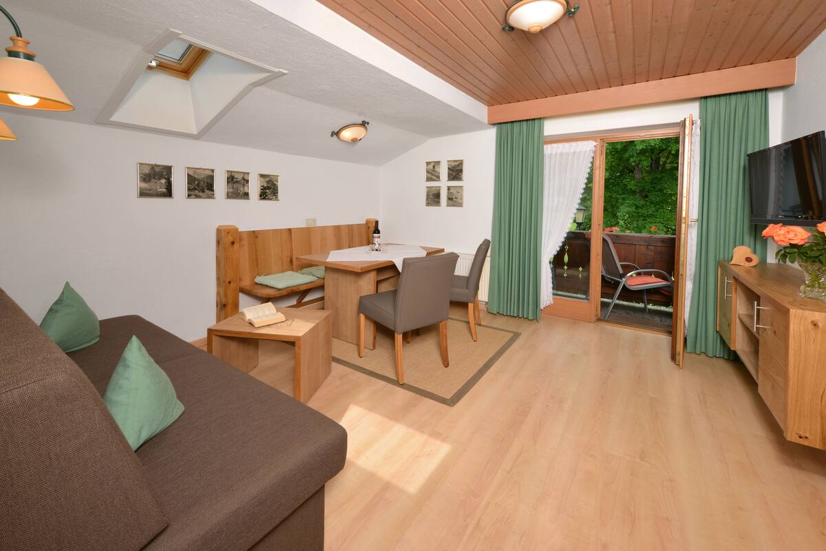 Apartamento família (Kurpark) | Área de estar | TV de tela plana