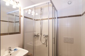 Apartment, 1 Schlafzimmer (Kaiserblick) | Badezimmer | Dusche, Haartrockner, Handtücher