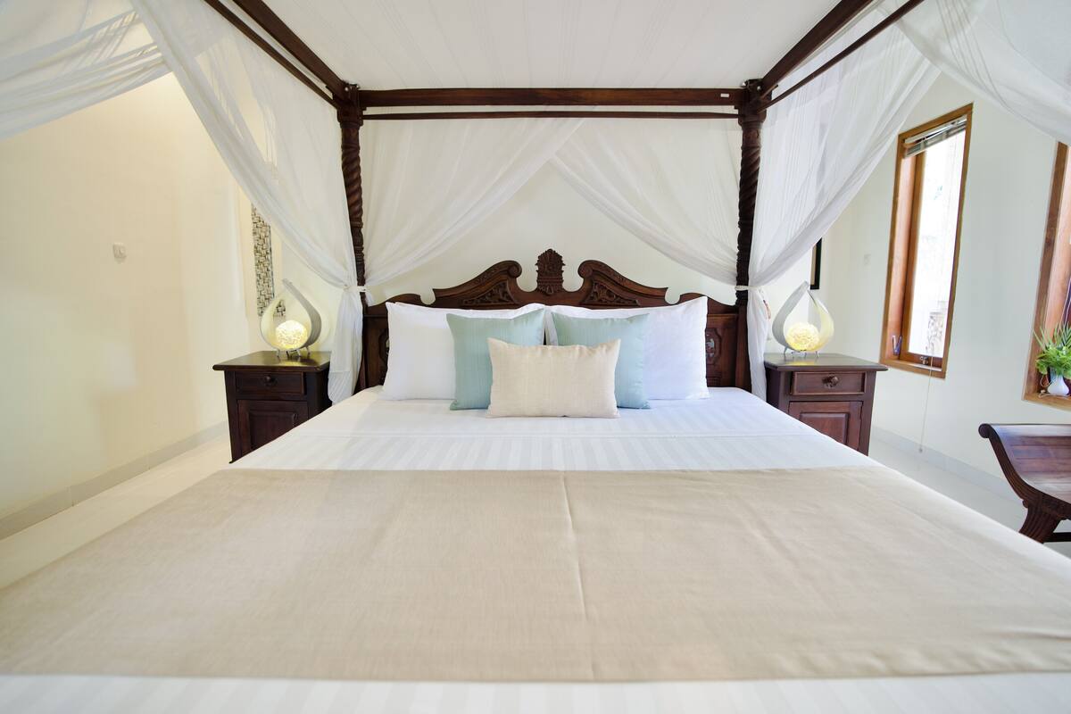 Villa, 2 Bedrooms, Kitchen, Poolside | Minibar, desk, free WiFi, bed sheets