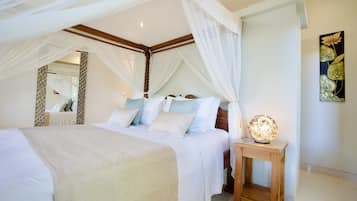 Deluxe-Doppelzimmer, Poolblick | Minibar, Schreibtisch, kostenloses WLAN, Bettwäsche