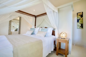 Habitación Deluxe doble, vistas a la piscina | Minibar, escritorio, wifi gratis y ropa de cama