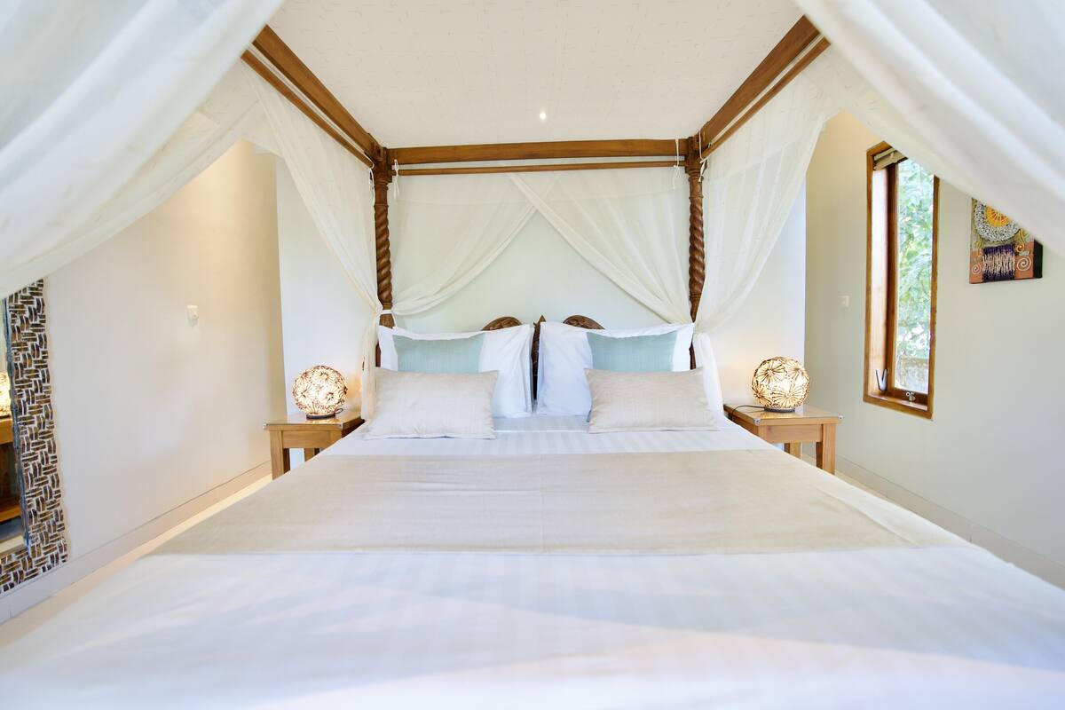 Deluxe Double Room, Pool View | Minibar, desk, free WiFi, bed sheets