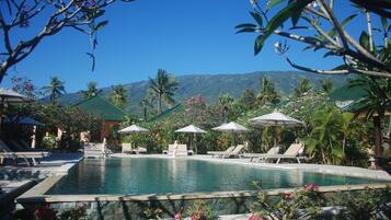 2 albercas al aire libre y camastros