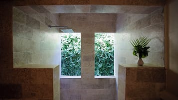 Familienvilla, 3 Schlafzimmer, Meerseite | Badezimmer | Dusche, Regendusche, kostenlose Toilettenartikel, Handtücher