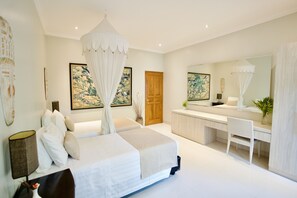 Vila Deluks, 2 kamar tidur, pemandangan kolam renang, di pinggir kolam renang | Minibar, meja kerja, Wi-Fi gratis, dan seprai linen