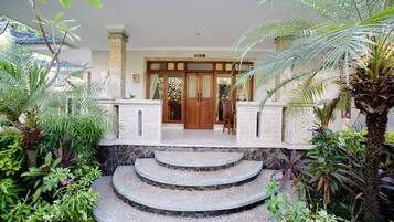 Exclusive-Villa, 2 Schlafzimmer, Poolblick, Poolseite | Blick auf den Garten