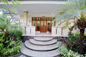 Vila Eksklusif, 2 kamar tidur, pemandangan kolam renang, di pinggir kolam renang | Pemandangan taman