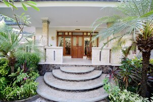 Villa exclusiva, 2 habitaciones, vistas a la piscina, junto a la piscina | Vistas al jardín