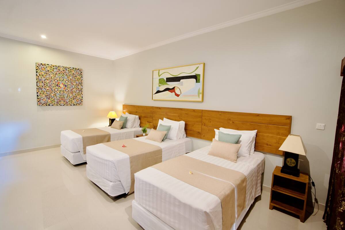 Standard Triple Room | Minibar, desk, free WiFi, bed sheets