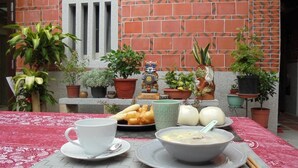 Frokost med lokale retter er inkludert hver dag