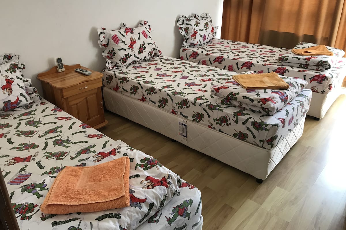Chambre triple Confort, vue sur la ville | 1 chambre, système d’insonorisation, fer et planche à repasser
