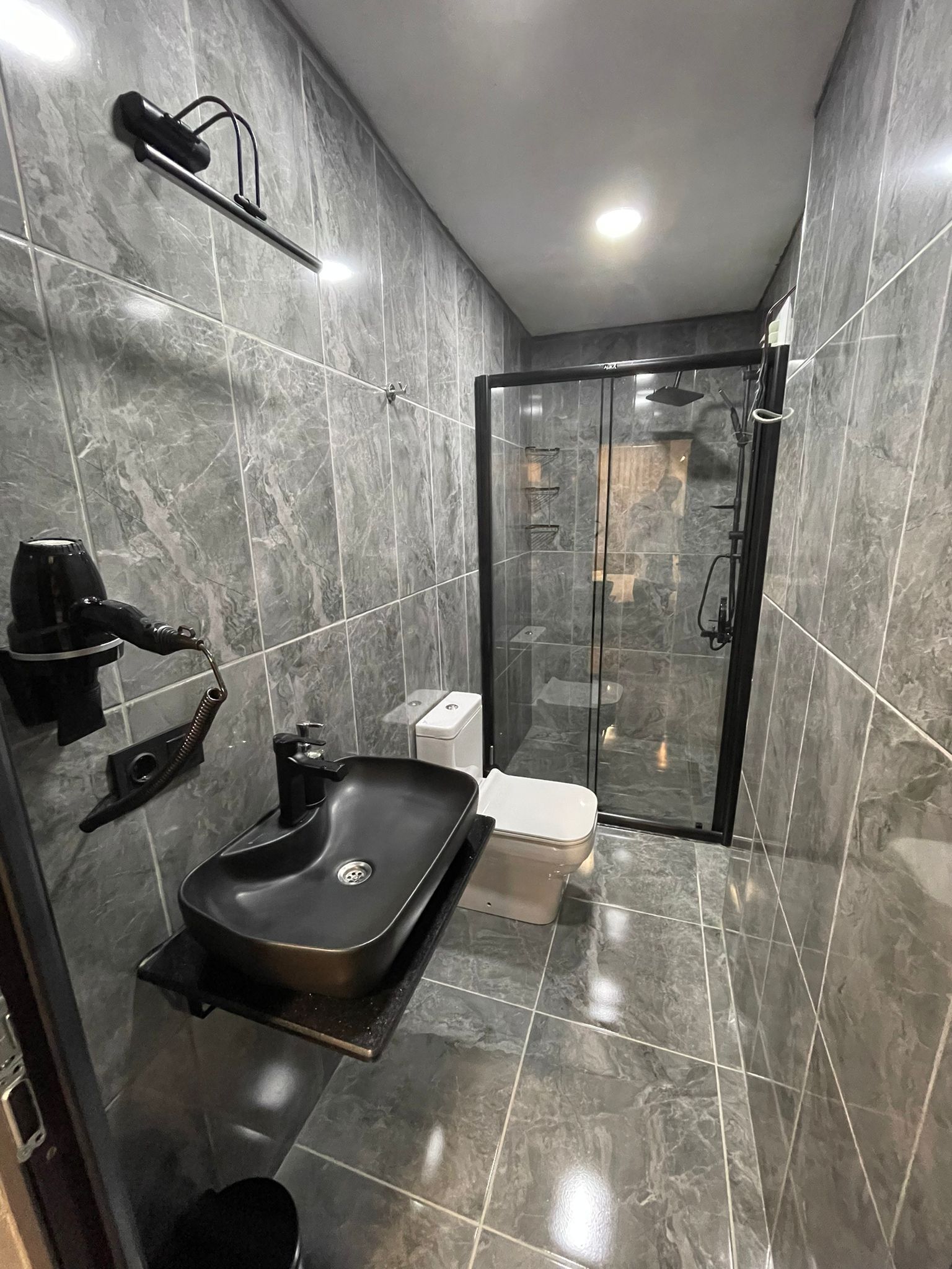 Een douche, een hydromassagedouche, designer toiletartikelen
