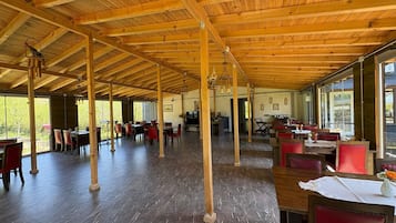 Ze serveren er ontbijt, lunch en diner