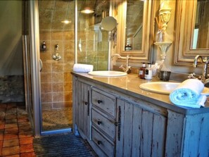 Hair dryer, towels, toilet paper - Château Vue Boussac (Saint-Silvain-Bas-le-Roc)