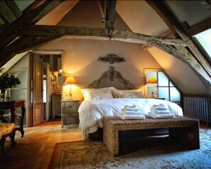 Master suite vue château | Décoration personnalisée, ameublement personnalisé, rideaux occultants