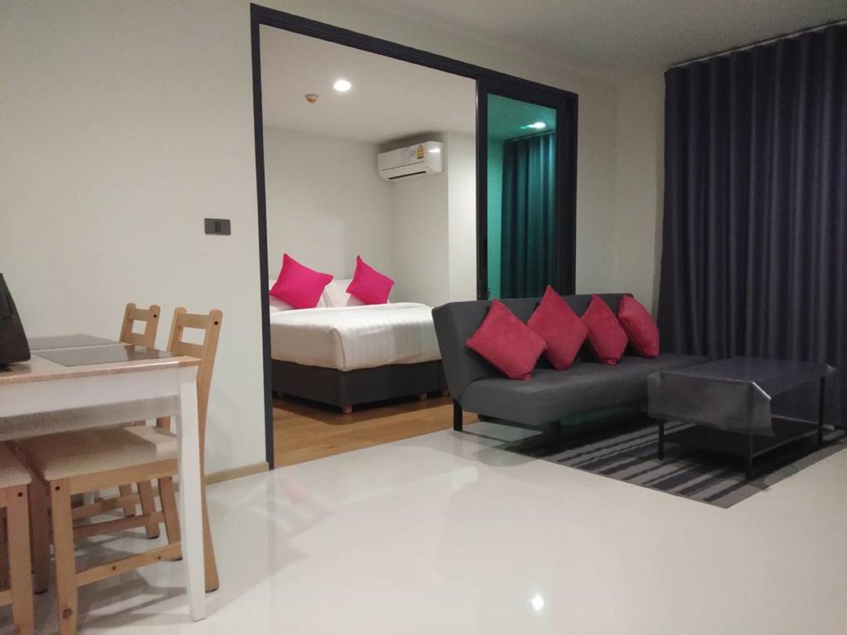 Deluxe One-Bedroom Condo | Área de estar | TV de tela plana