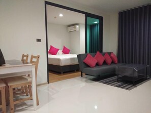 Deluxe One-Bedroom Condo | Área de estar | TV de tela plana