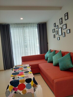 Living area - Apartment at Punnawithi BTS (Bangkok)