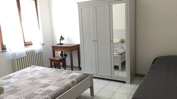 Double Room, Shared Bathroom | Free WiFi