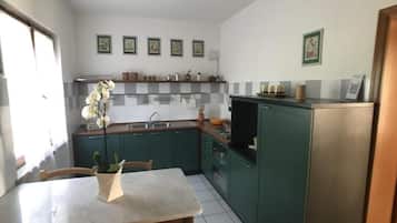 Parrilla de estufa y utensilios de cocina