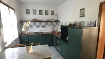 Stovetop, cookware/dishes/utensils