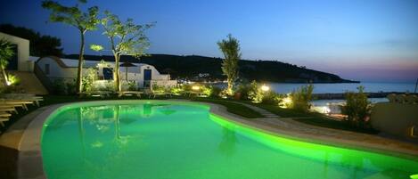 Outdoor pool, open 9:30 AM to 1 PM, sun loungers