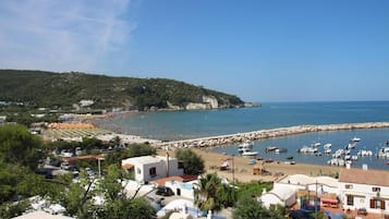 Una spiaggia nelle vicinanze