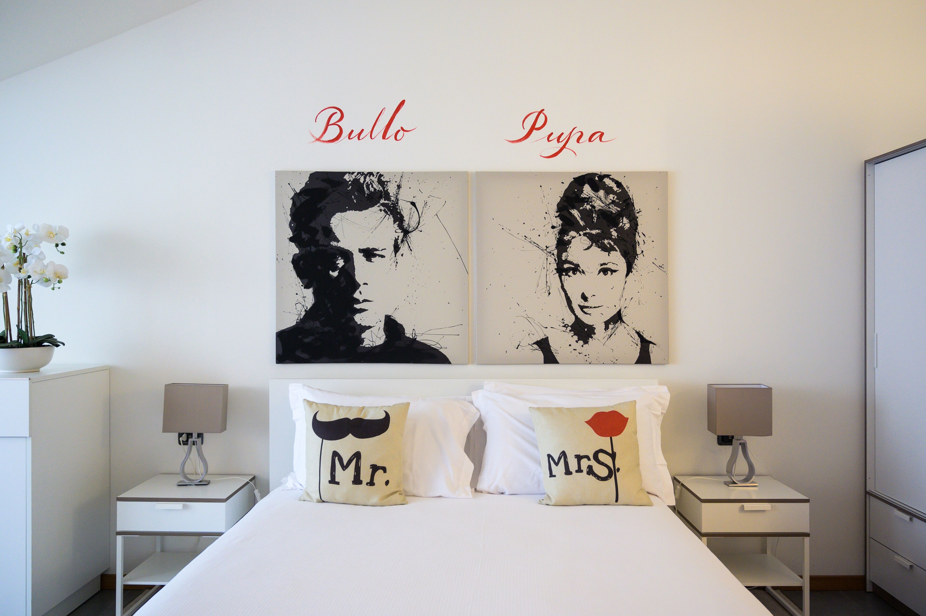 deluxe twin room | living area | flat-screen tv